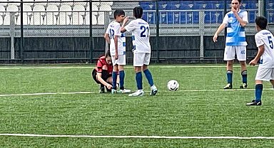 Kadın hakem maçı durdurup küçük futbolcunun ayakkabılarını bağladı