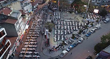 Kadir Gecesi'nde 5 bin kişi cadde ve sokaklarda iftar yaptı