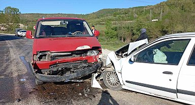 Kafa kafaya çarpıştılar: 5 yaralı