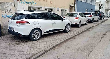Kaldırıma park edilen araçlardan yayalara yer kalmadı