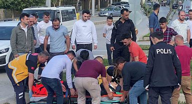 Kamyonet ile motosiklet çarpıştı, motosikletin üzerinde 2 kişi yaralandı