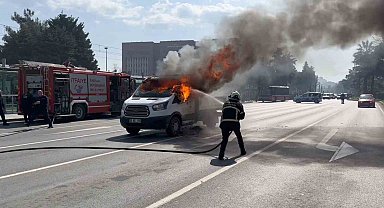 Kamyonet yol ortasında alev alev yandı: O anlar anbean kamerada