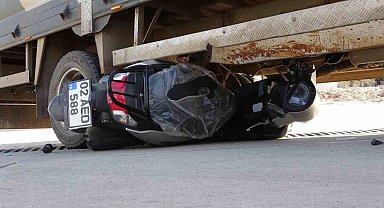Kamyonetin altına giren motosikletin sürücüsü ağır yaralandı