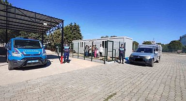Kamyonetin kasasından 23 düzensiz göçmen çıktı
