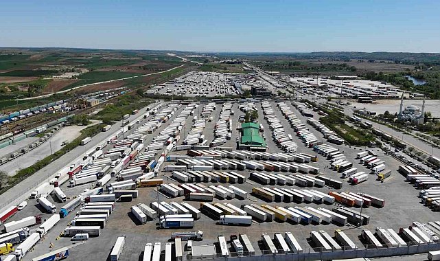 Kapıkule'de Avrupa'ya gidecek tır sürücüleri, bayramı buruk geçiriyor
