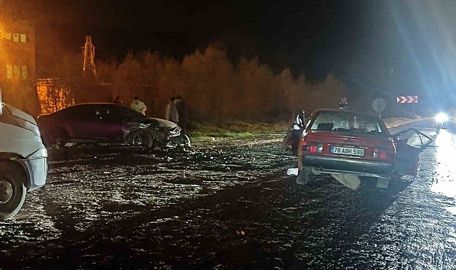 Karabük'te 2 otomobil çarpıştı: 3 yaralı