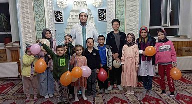 Karapınar'da teravih namazına gelen çocuklar ödüllendirildi