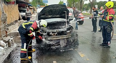 Karayolunda seyir halindeyken yanan otomobil kullanılamaz hale geldi