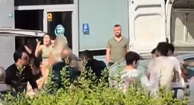 Kargocular ile müşteriler birbirlerine girdi: Bir kişi bıçakla yaralandı, polis güçlükle ayırdı