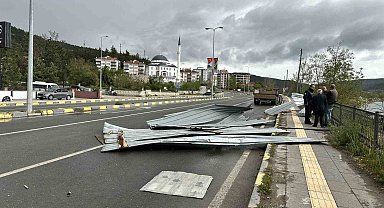Kastamonu'da fırtına etkili oldu: Binaların çatıları uçtu