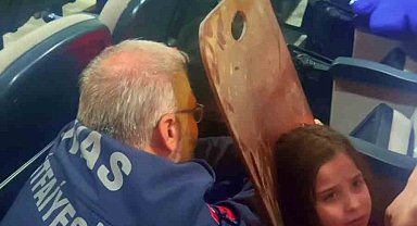 Katlanır koltuk arasına sıkışan çocuğu itfaiye ekipleri böyle kurtardı
