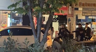Kavgaya tutuşan gençler caddeyi ringe çevirdi