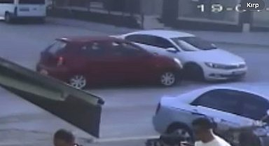 Kavşağa kontrolsüz giren otomobiller çarpıştı, kaza anı kamerada