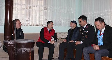 Kaymakam Şahin kapı kapı dolaşarak vatandaşları ziyaret ediyor