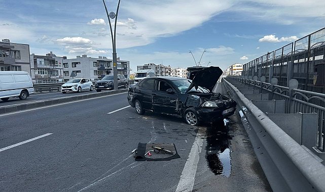 Kayseri'de otomobil aydınlatma direğine çarptı: 1'i ağır 2 yaralı