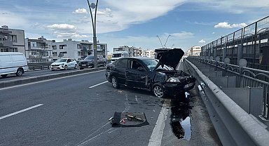 Kayseri'de otomobil aydınlatma direğine çarptı: 1'i ağır 2 yaralı