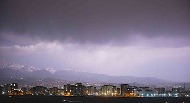 Kayseri'de şimşekler geceyi aydınlattı