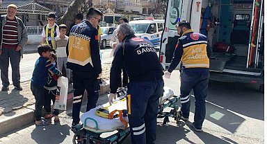 Kaza sonrası gözyaşına boğulan küçük çocuğu abisi sarılarak sakinleştirmeye çalıştı