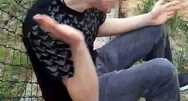 Kaza yaptı, ardından kendini tokatlayıp yumruklamaya başladı