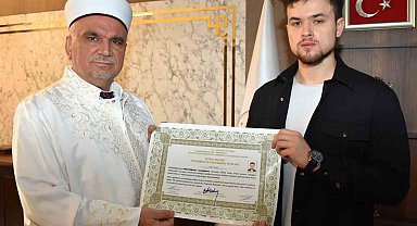 Kazakistanlı üniversite öğrencisi Müslüman oldu