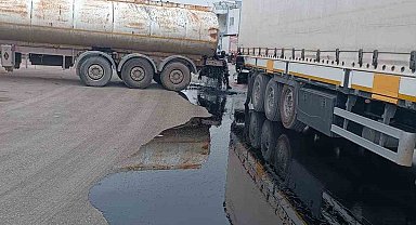 Kazaya karışan tankerin deposu delindi, binlerce litre yağ oluk oluk yollara aktı