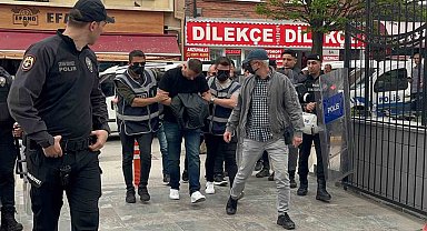 Kelime-i Tevhid' yazılı bayrakla yürüyen şahsa küfür ve müdahale eden şüpheli tutuklandı