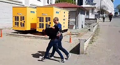 Kendini 'polis ve savcı' olarak tanıtıp altın ve paraları alan dolandırıcı yakalandı