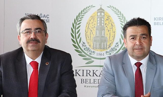 Kırkağaç'ta belediye başkanı resmi sonuçlar ilan edilmeden görevini devretti