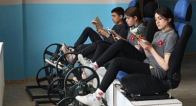 Kitap okurken okulun elektriğini üretiyorlar