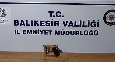 Kız meselesinden husumetlisini tabanca ile vurdu