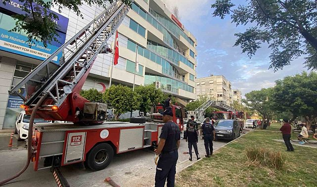 Kızılay binasının çatısında yangın
