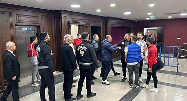 Kocaelispor Teknik Direktörü Mustafa Gürsel'in basın toplantısı müzik yüzünden yarım kaldı