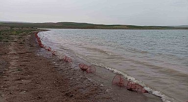 Koçhisar Barajı'na atılan 400 adet kerevit sepetine el konuldu