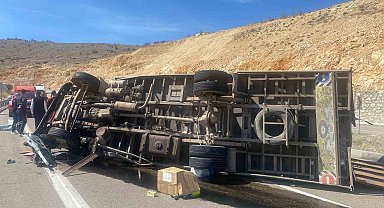Kontrolden çıkan kamyon devrildi: 1 ölü, 1 yaralı