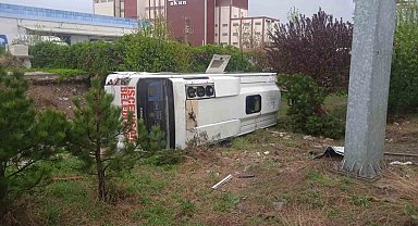 Kontrolden çıkan minibüs korku dolu anlar yaşattı.