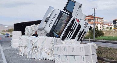 Kontrolden çıkan selüloz yüklü tır devrildi