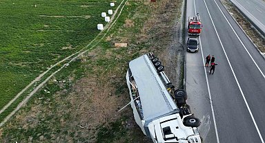 Kontrolden çıkan temizlik malzemesi yüklü tır devrildi