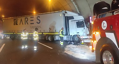 Kontrolden çıkan tır tünelde duvara çarptı