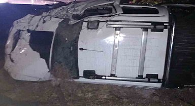 Konya'da bariyere çarpan otomobil takla attı: 2 yaralı