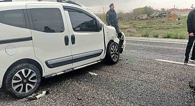 Konya'da hafif ticari araç ile otomobil çarpıştı: 7 yaralı