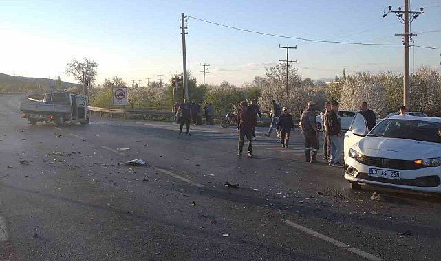 Konya'da kamyonet otomobille çarpıştı: 11 yaralı