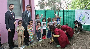 Köyceğiz'de minikler çilek fidelerini toprakla buluşturdu
