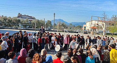 Köyceğiz'de öğrenciler ramazan davulu çalıp, mani söyledi