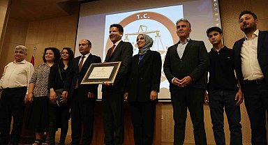 Kozan Belediye Başkanı mazbatasını alıp, mezarlıkta gözyaşlarına boğuldu