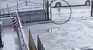 Küçük çocuğun minibüsün altında kaldığı anlar kamerada