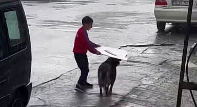 Küçük çocuktan yağmur altında insanlık dersi