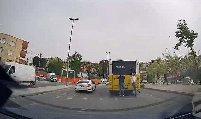 Küçükçekmece'de patenli gençlerin tehlikeli yolculuğu kamerada