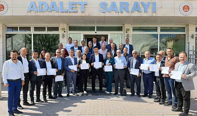 Kumluca'da seçimi kazanan 41 mahalleden 40 muhtar mazbatasını aldı