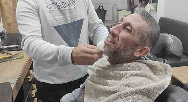 Kuşadası'nda bayram öncesi terzi ve berberlerde yoğun mesai