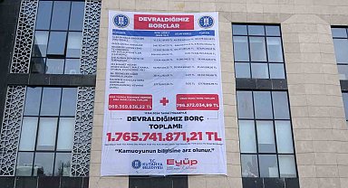 Kütahya Belediyesi'nin borcu belediye binasına asıldı